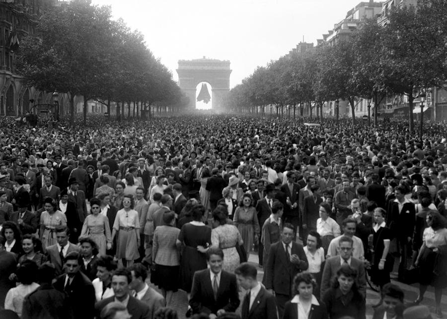 Gathering on the Champs Elysées, May 8, 1945. Photo: Le Ministère de la Défense. 